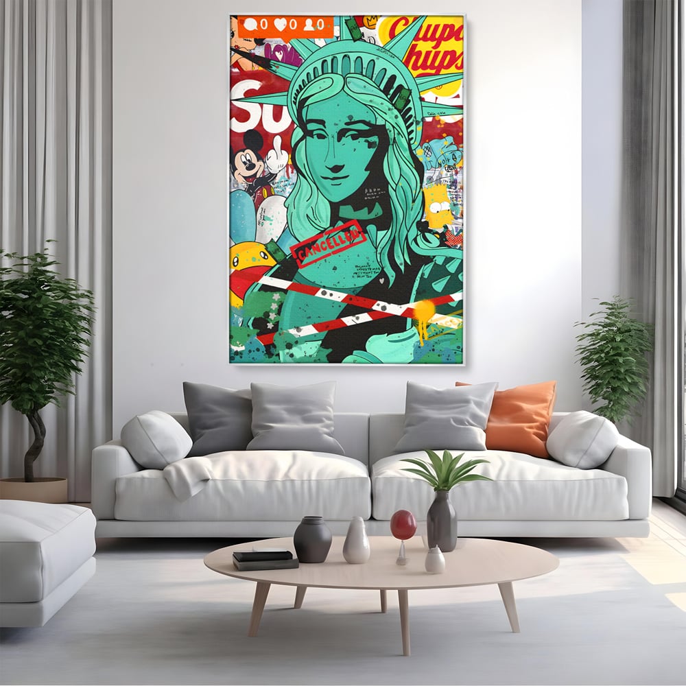 Tablou canvas cu tablou canvas cu statuia libertatii in stil grafitti, in rama de aluminiu argintiu, pe perete intr-un living